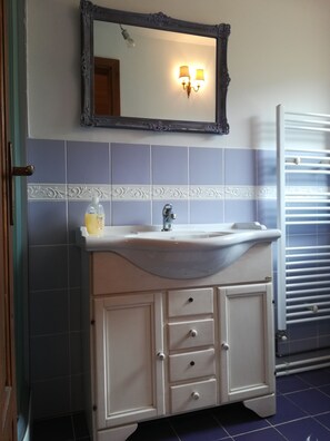 Hårtørrer, håndklæder, Sæbe, Toiletpapir