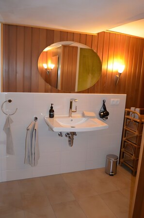 シャワー、ヘアドライヤー、タオル