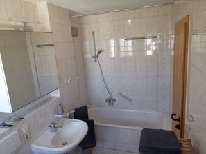 Bruser, hårtørrer, håndklæder