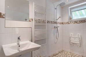 Dusche, Haartrockner, Handtücher