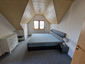 2 多间卧室、免费 WiFi、床单