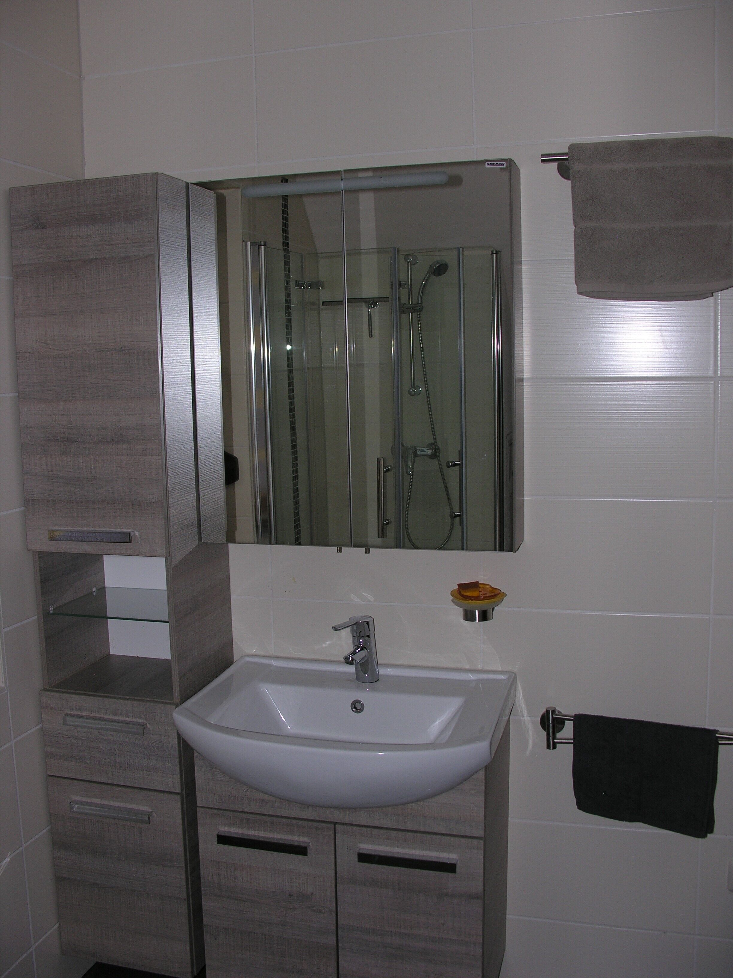 Dusche, Haartrockner, Handtücher