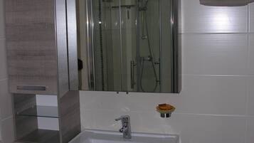 Dusche, Haartrockner, Handtücher