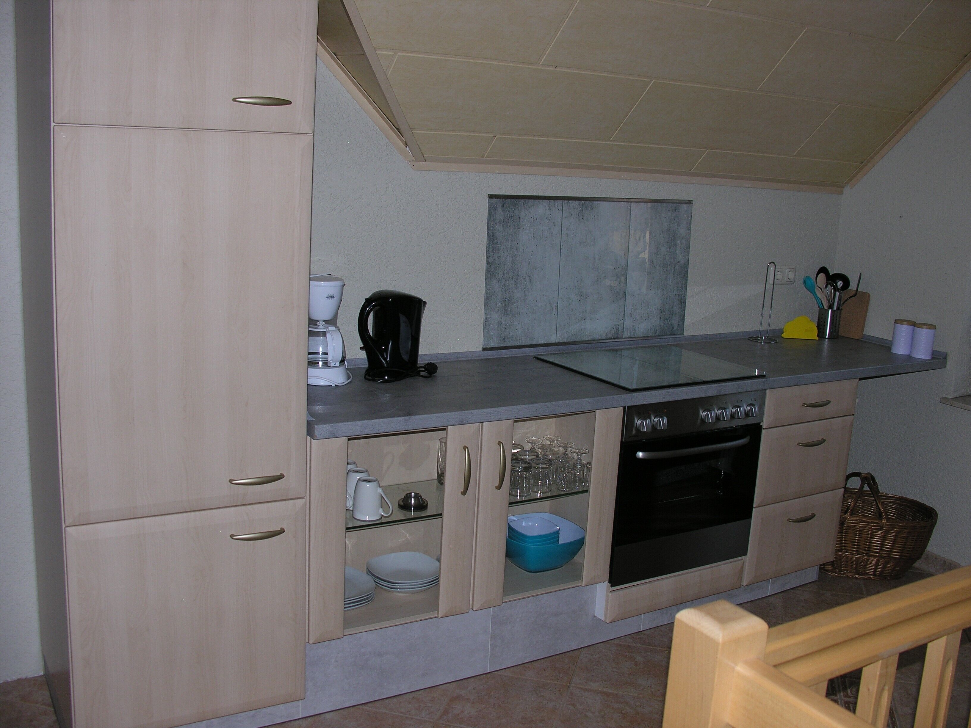 Wasserkocher mit Kaffee-/Teezubehör, Kühlschrank, Ofen, Herdplatte
