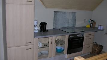 Wasserkocher mit Kaffee-/Teezubehör, Kühlschrank, Ofen, Herdplatte