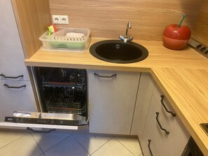 冷蔵庫、電子レンジ、オーブン、コンロ