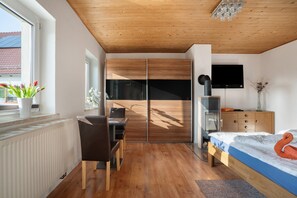 1 bedroom, free WiFi, bed sheets - Room 'Gästezimmer 3' with Shared Terrace, Shared Garden and Wi-Fi (Klipphausen OT Tanneberg)