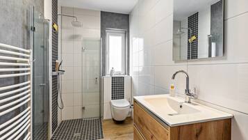 Douche, sèche-cheveux, serviettes fournies