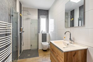 Shower, hair dryer, towels - Apartment 'Atelier' with Wi-Fi (Ihlow)