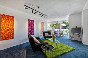 A modern living room with a sofa, coffee table, and abstract wall art. - Apartment 'Atelier' with Wi-Fi (Ihlow)