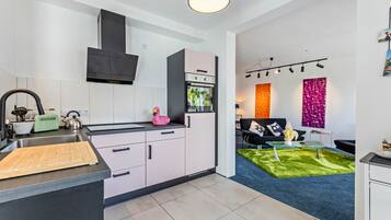 Fridge, oven, stovetop, dishwasher