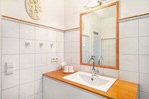 Bruser, hårtørrer, håndklæder