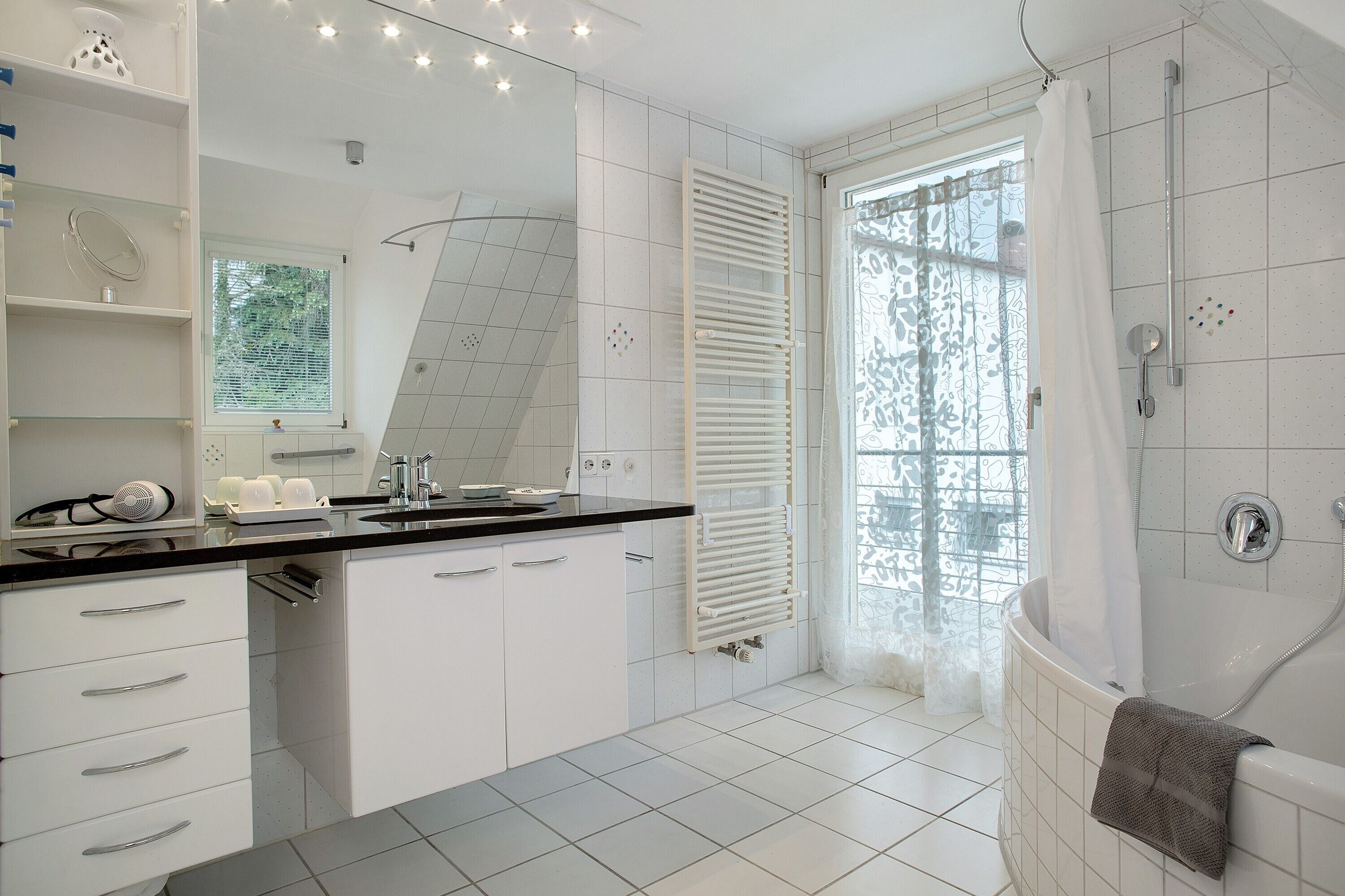Een douche, een haardroger, handdoeken