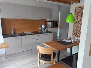 Kühlschrank, Mikrowelle, Herdplatte, Geschirrspüler