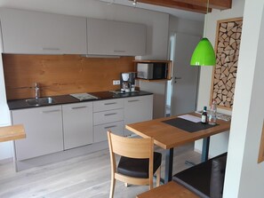 Kühlschrank, Mikrowelle, Herdplatte, Geschirrspüler