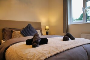 3 bedrooms, iron/ironing board, WiFi, bed sheets - Contractor-Friendly stay - 8 minutes to the tube! (London)