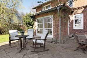 Outdoor dining - Apartment 'Werkgut - Charmantes Loft' with Shared Terrace, Shared Garden and Wi-Fi (Meezen)