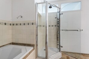 Dusche, Haartrockner, Handtücher