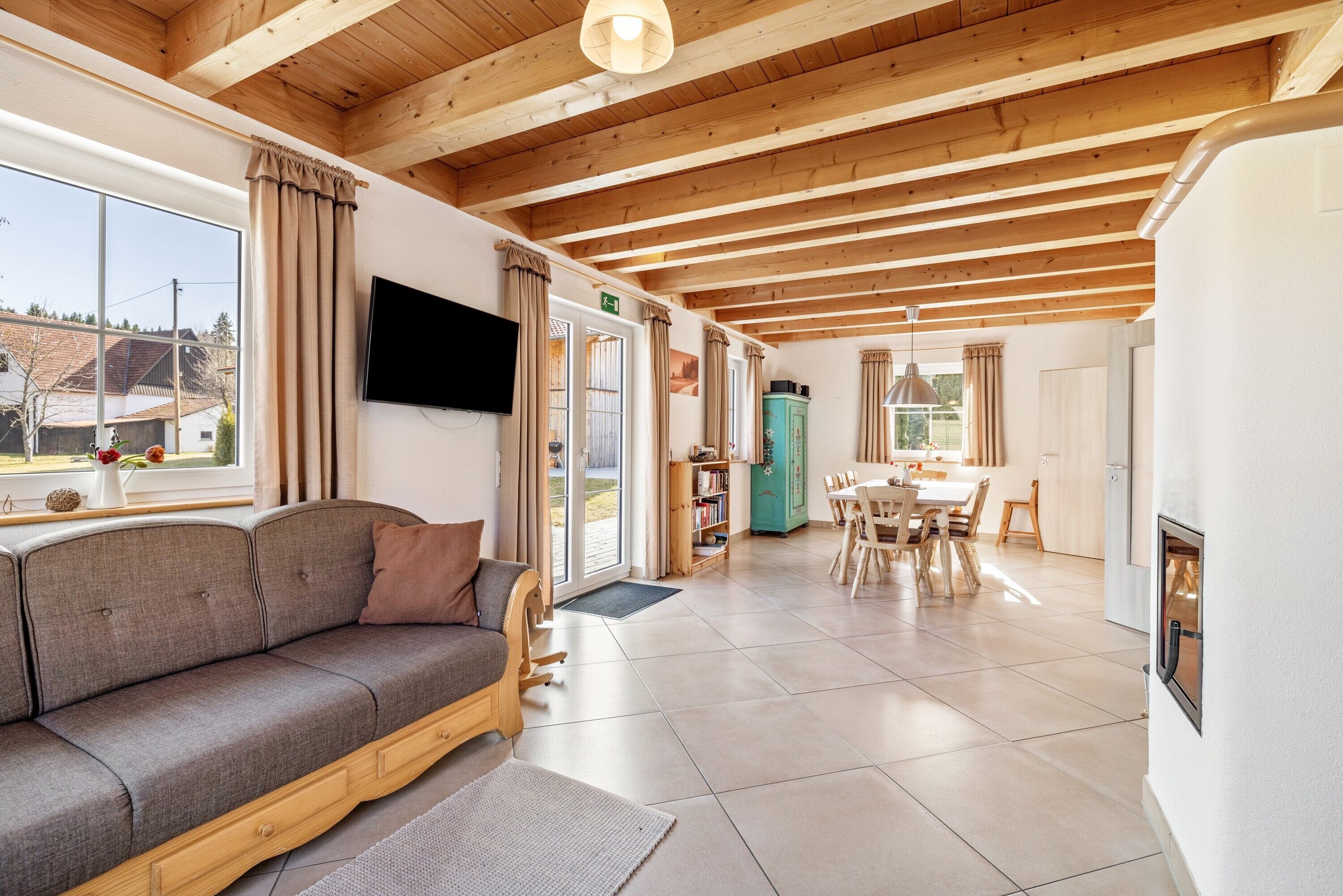 Televisio, takka, pöytätennispöytä, stereot