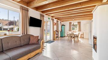 Televisio, takka, pöytätennispöytä, stereot