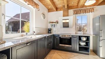 Fridge, oven, stovetop, dishwasher