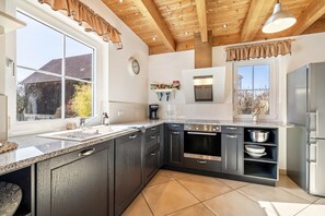 Frigorífico, horno, placa de cocina y lavavajillas