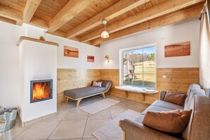 Una televisión, una chimenea, una mesa de tenis de mesa