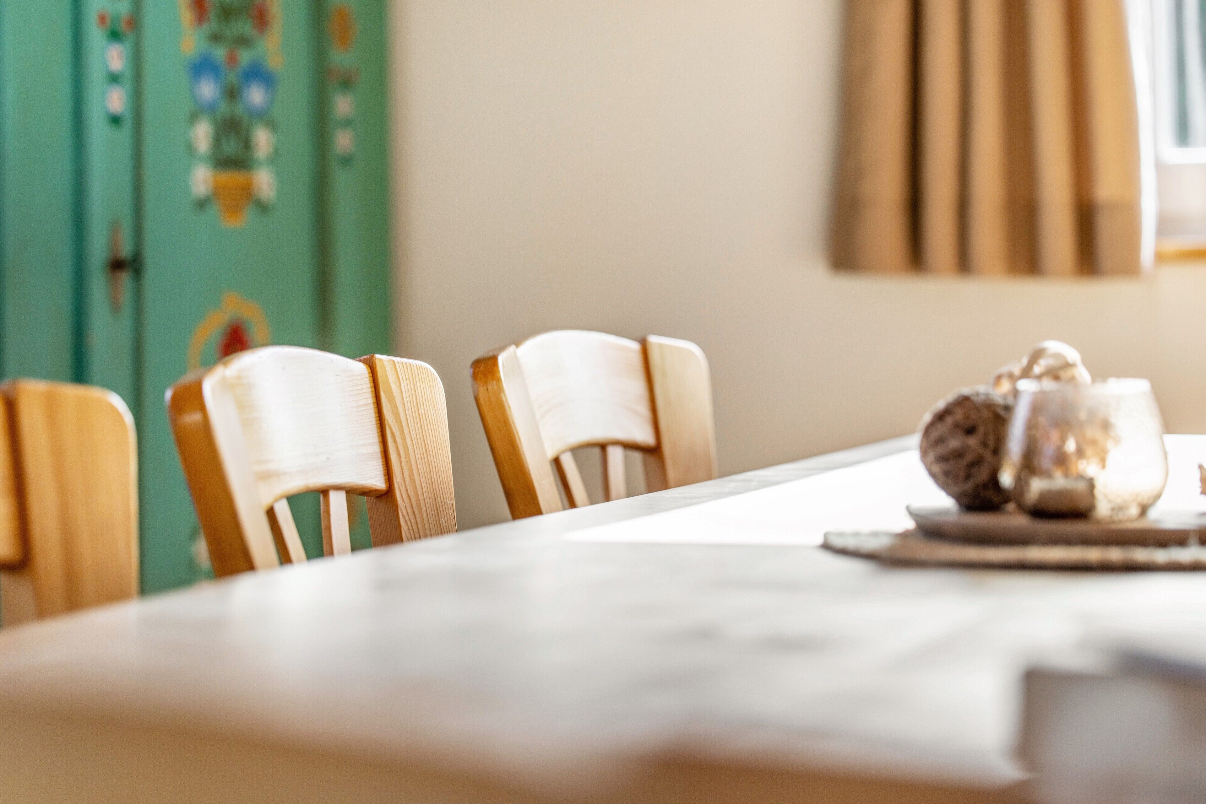 Une table à manger avec des chaises et un objet décoratif posé sur la table.