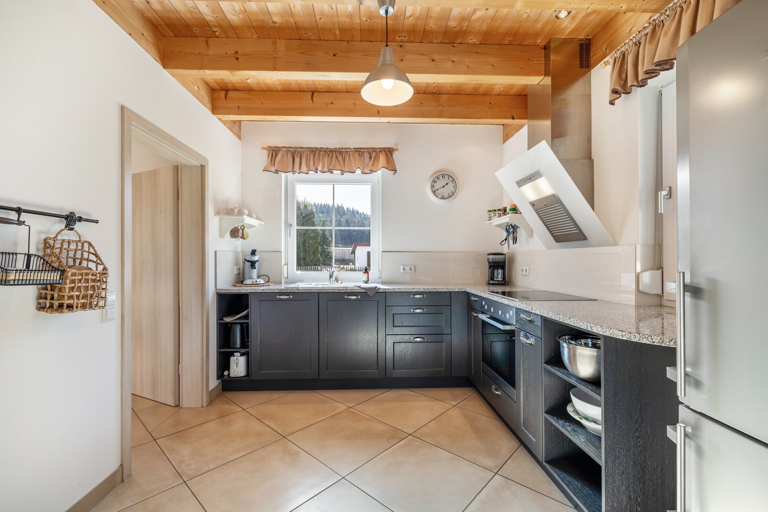 Réfrigérateur, four, plaque de cuisson, lave-vaisselle