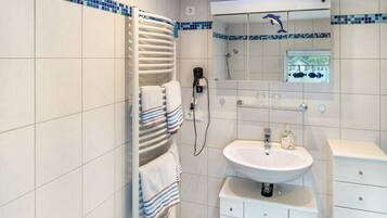 Dusche, Haartrockner, Handtücher