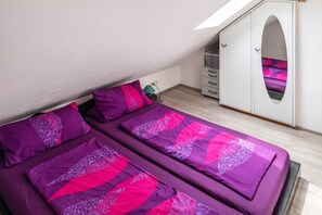 A bedroom with two beds, a wardrobe, and a skylight. - Apartment 'A Casa Alfred Kemmern - Neu' with Shared Terrace, Wi-Fi and Air Conditioning (Kemmern)