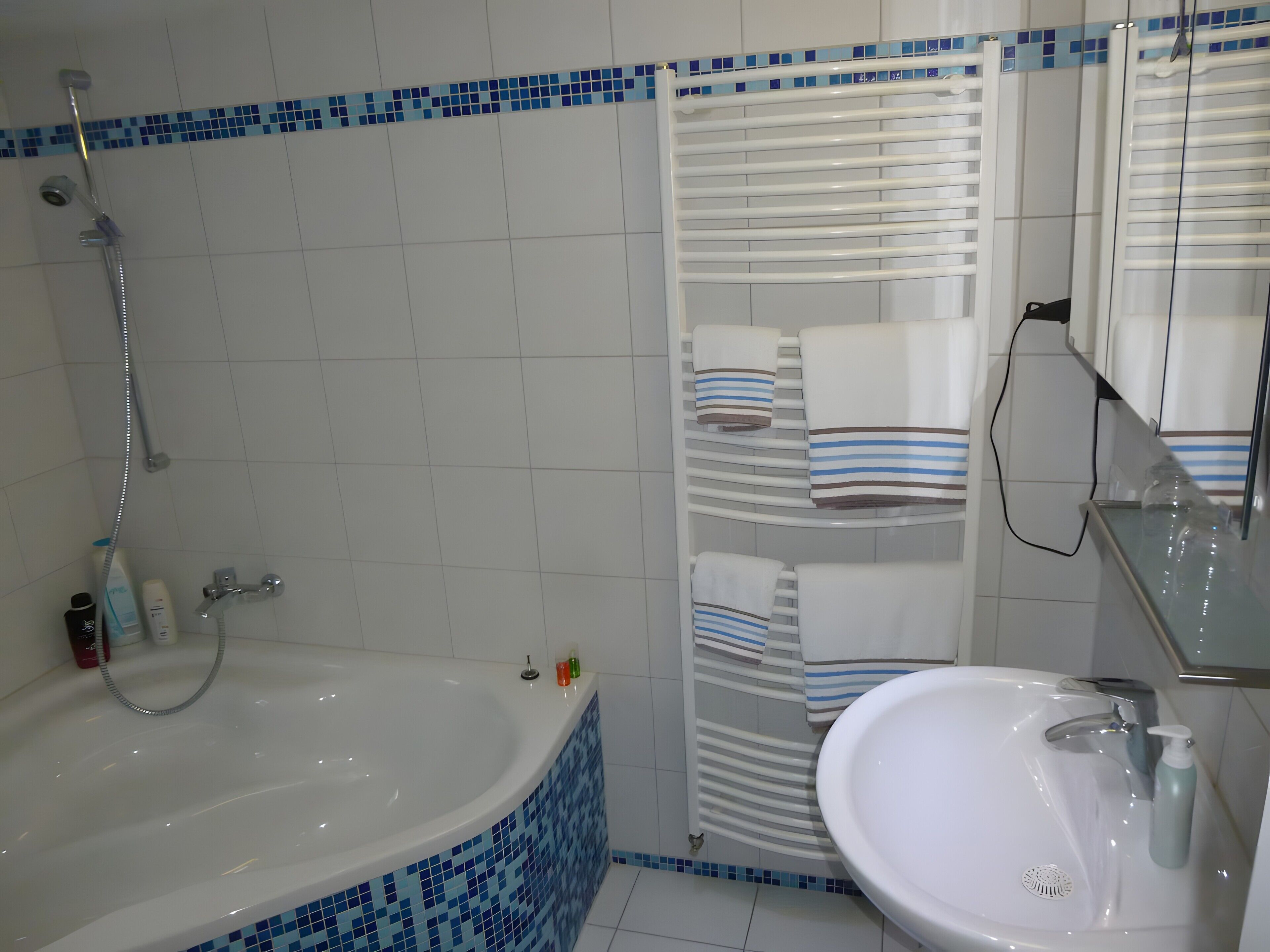 Een douche, een haardroger, handdoeken