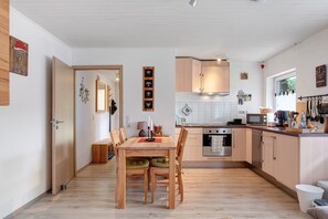 Dining - Apartment 'Am Schwellenweiher' with Private Terrace, Private Garden and Wi-Fi (Feldberg (Schwarzwald))