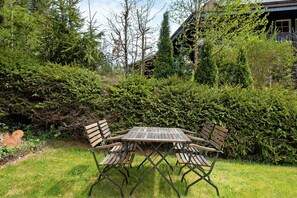 Outdoor dining - Apartment 'Am Schwellenweiher' with Private Terrace, Private Garden and Wi-Fi (Feldberg (Schwarzwald))