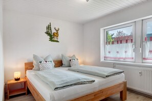 1 bedroom, iron/ironing board, free WiFi, bed sheets - Apartment 'Am Schwellenweiher' with Private Terrace, Private Garden and Wi-Fi (Feldberg (Schwarzwald))