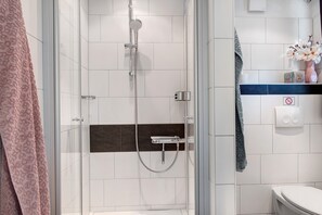 Een douche, een haardroger, handdoeken