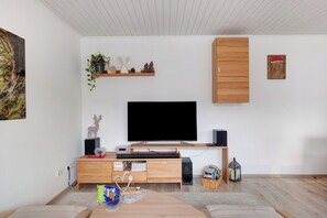 Interior - Apartment 'Am Schwellenweiher' with Private Terrace, Private Garden and Wi-Fi (Feldberg (Schwarzwald))