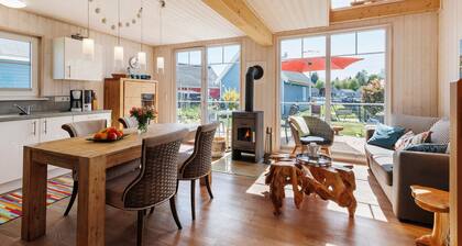 Ferienhaus 'Annes Bootshaus' mit Seeblick, privater Terrasse und Wi-Fi