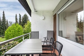 Outdoor dining - Apartment 'Bühlchen' with Mountain View, Balcony and Wi-Fi (Titisee)