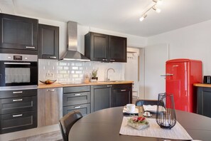 Fridge, oven, stovetop, dishwasher