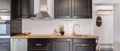 Fridge, oven, stovetop, dishwasher