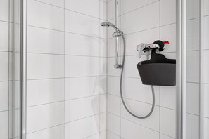 Shower, hair dryer, towels - Apartment 'Bachblick' with Mountain View, Shared Terrace and Wi-Fi (Buchenbach)