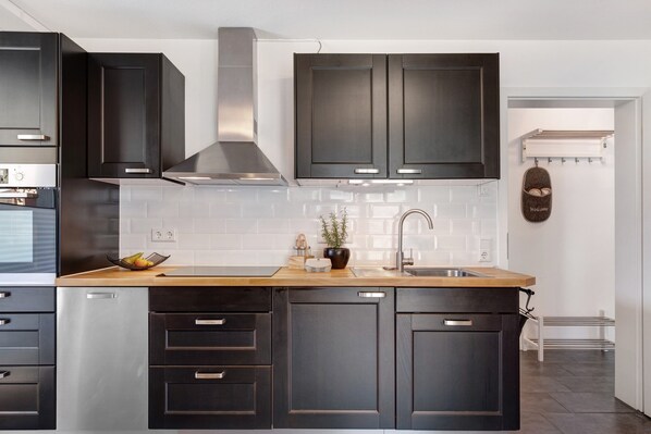 Fridge, oven, stovetop, dishwasher