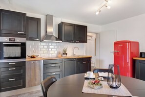 ثلاجة، فرن، موقد طهي مسطح، غسالة أطباق