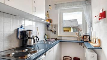 Fridge, oven, stovetop, coffee/tea maker