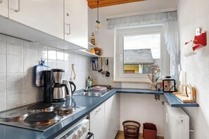 Kjøleskap, ovn, kokeplater og kaffetrakter/tekoker