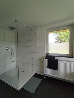 Dusch, hårtork och handdukar