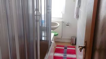 Een douche, een haardroger, handdoeken