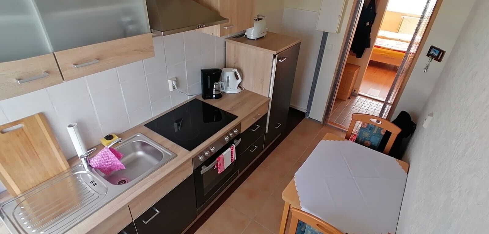 Een koelkast, een koffiezetapparaat/waterkoker