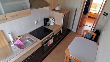 Kühlschrank, Wasserkocher mit Kaffee-/Teezubehör